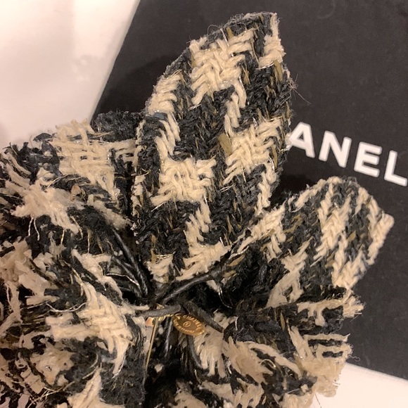 CHANEL 🖤 Tweed Raffia Black Cream Houndstooth Camellia Flower Pin Brooch Lapel - Picture 6 of 7